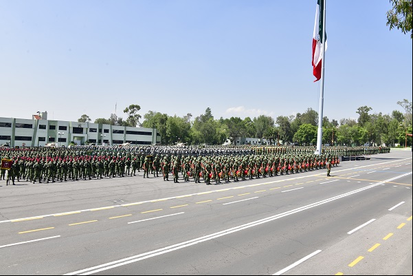 Militares en desfile por la Independencia de M