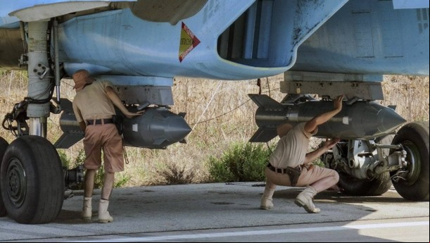Personal de tierra cargando un Su-34 con bombas guiadas por sat