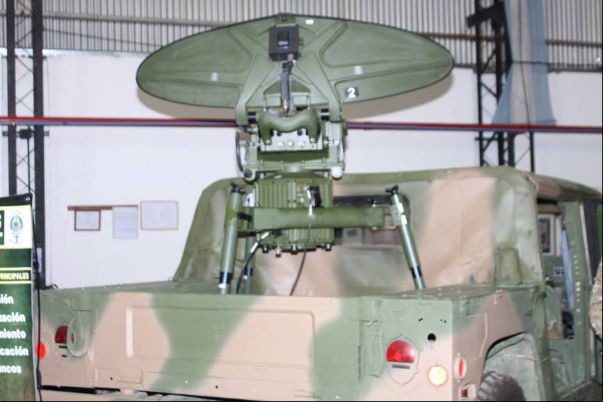 Radar Thales Ground Observer, de 40 km de alcance montado sobre un Humvee M1038. (Luis Pi