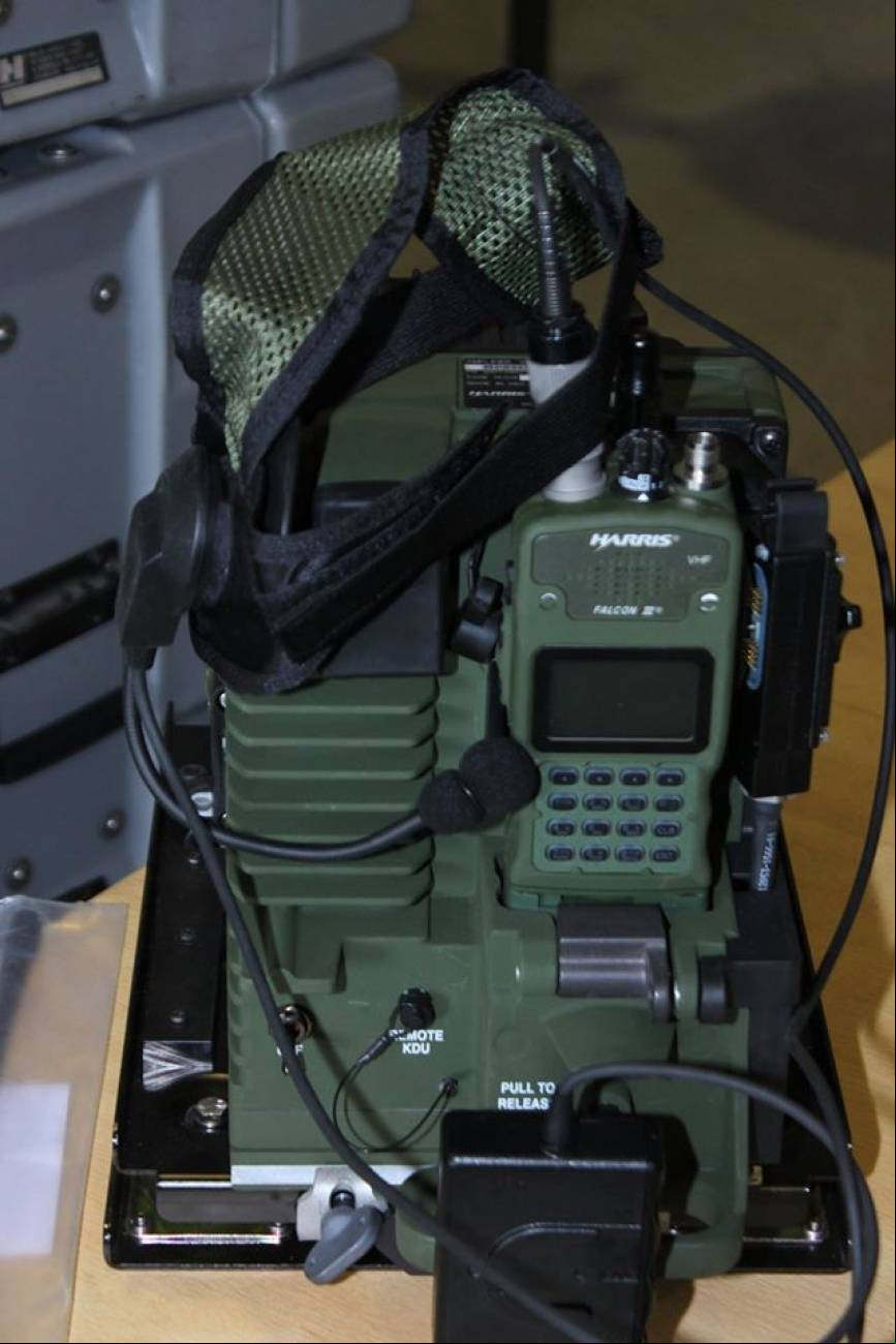 Para las redes tacticas de VHF , son estos equipos Harris RF-5800V-V500. (Luis Pi