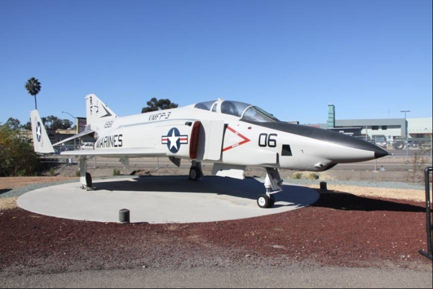 McDonnell Douglas RF-4B Phantom II de reconocimiento, operado por los Marines junto a los F-4S, tambi