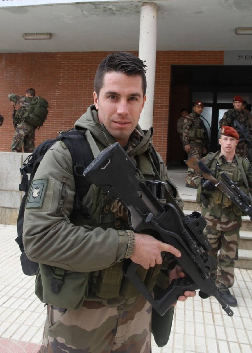Uno de los militares empu