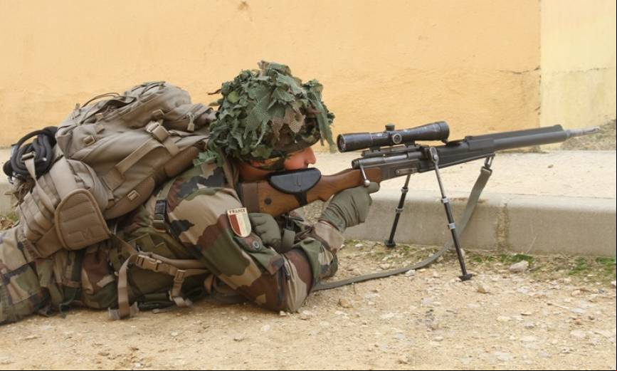 Un para galo apuntando su fusil de precisi
