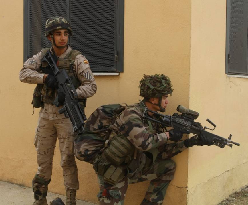 Un soldado galo, armado con una ametralladora ligera FN Herstal