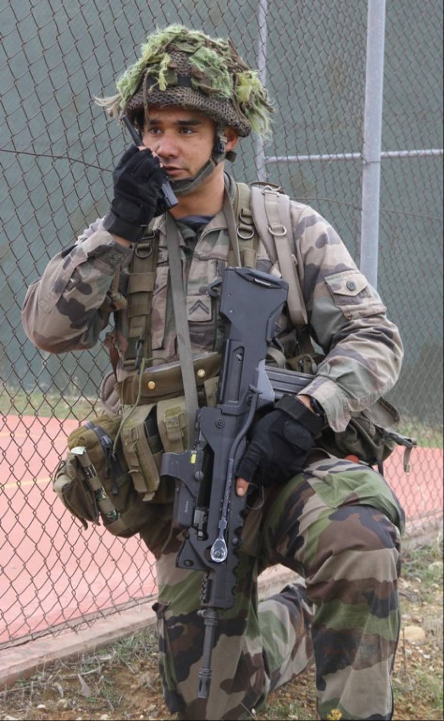 Los del 8e RIMP utilizan el fusil de asalto galo FAMAS FELIN, equipado con un visor hologr