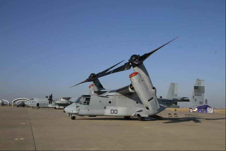 En primer plano se ve un MV-22B
