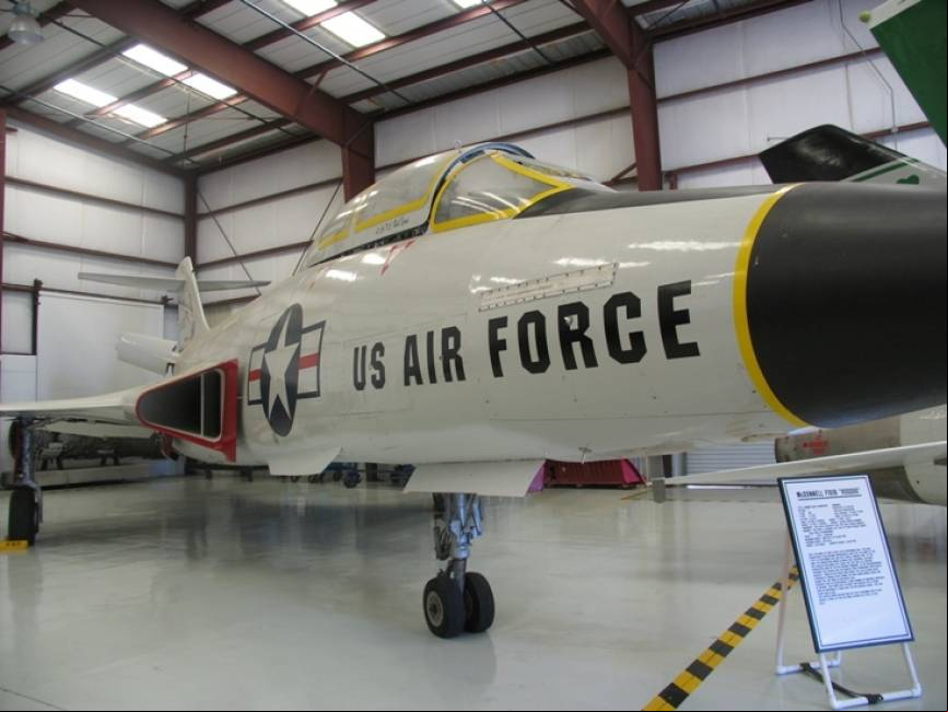 Este interceptor F-101B