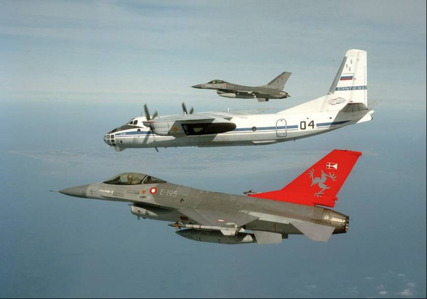 Bonita imagen de un An-30B ruso escoltado por cazas F-16 daneses. Foto: OSCE.