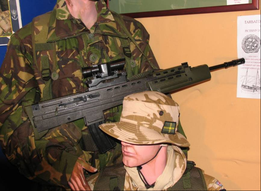 Pueden verse armas y medios mas recientes, como este fusil de asalto L85. (Antonio Ros Pau, Copyright defensa.com)