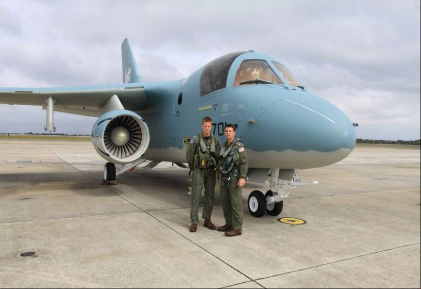 El teniente Christian Pedersen (izquierda) y el comandante John Rousseau posan ante su S-3B del VX-30 en la l