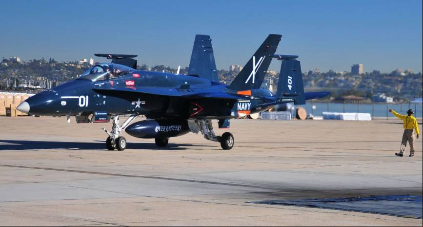 San Diego, 11 de febrero de 2011: Un F/A-18 pilotado por el teniente Jack Stewart, asignado a los