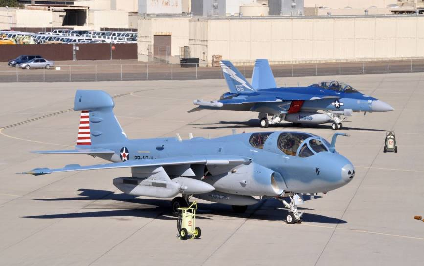 San Diego, 27 de enero de 2011: Un E/A-6B llega a la Naval Air Station North Island y se posiciona cerca de un E/A-18G, ambos asignados a los