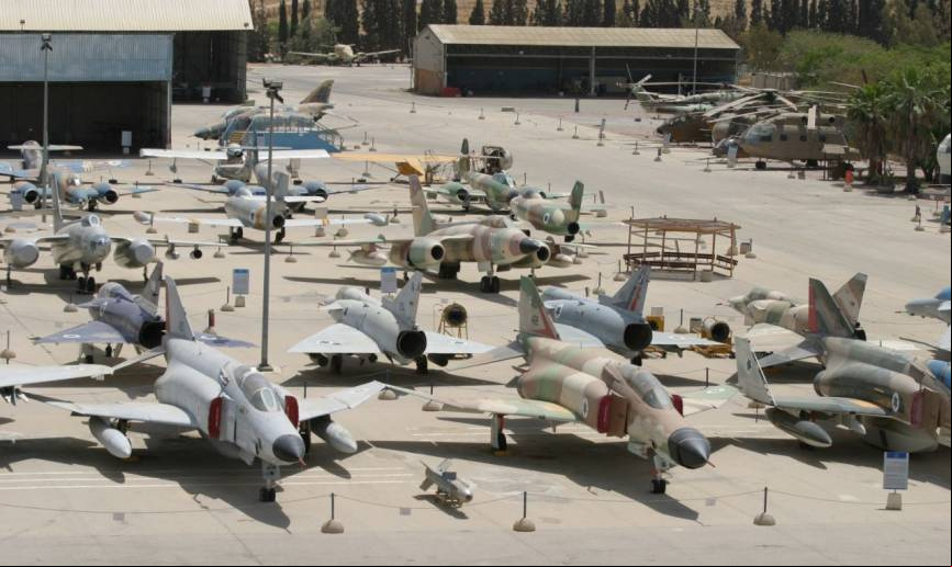 Parte de las aeronaves colocadas en la explanada del museo.(Antonio Ros Pau, Copyright defensa.com)