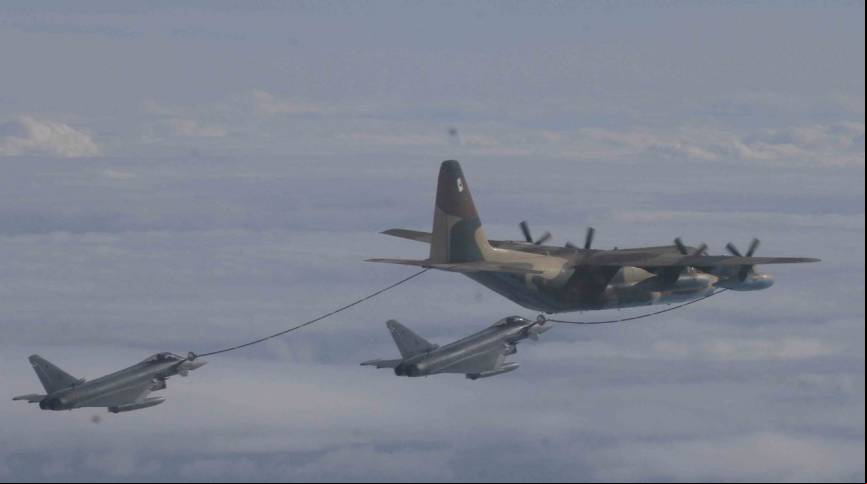 Reabastecimiento en vuelo, de dos Eurofighter por parte un KC-130H del Ala 31. (Fotos Julio Ma