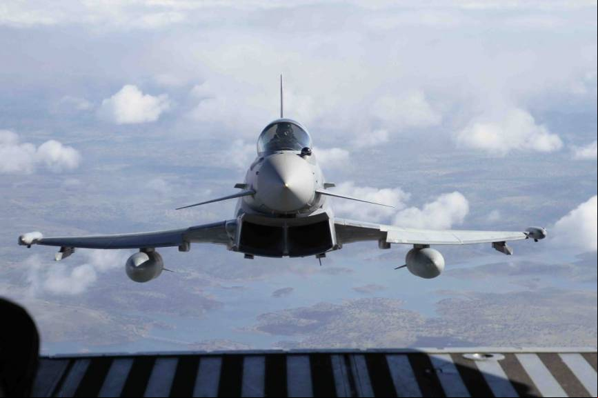 Un Eurofighter del Ala 11 visto frontalmente desde un C295. (Fotos Julio Ma