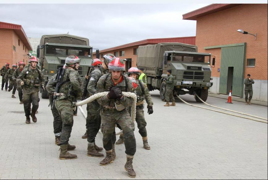 Otras de las pruebas exige arrastrar al equipo, formado por 27 personas, arrastrar un cami