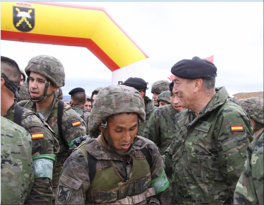 Llegando agotados a la meta, donde el actual jefe de la BRIPAC, el general Cifuentes, lleva la boina negra, los recibi
