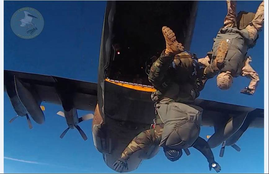 Hermosa imagen de los paras saliendo de un avion C-130H (Luis Pi