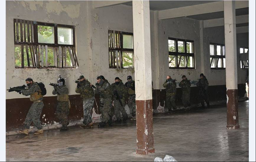 Efectivos del GOE realizando practicas de combate urbano en instalaciones de la Base Espora (Luis Pi