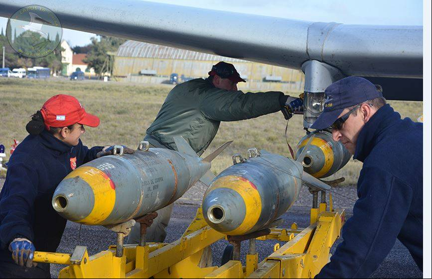Armeros instalando bombas (Luis Pi