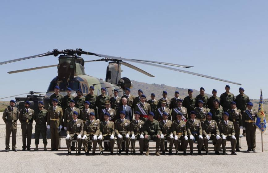 SM en la foto oficial con parte de los de las FAMET. foto Casa Real.