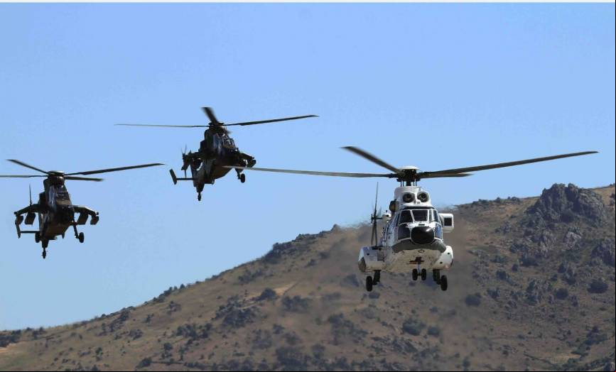 Dos Tigre escoltando Super Puma pilotado por SM. foto Julio Ma