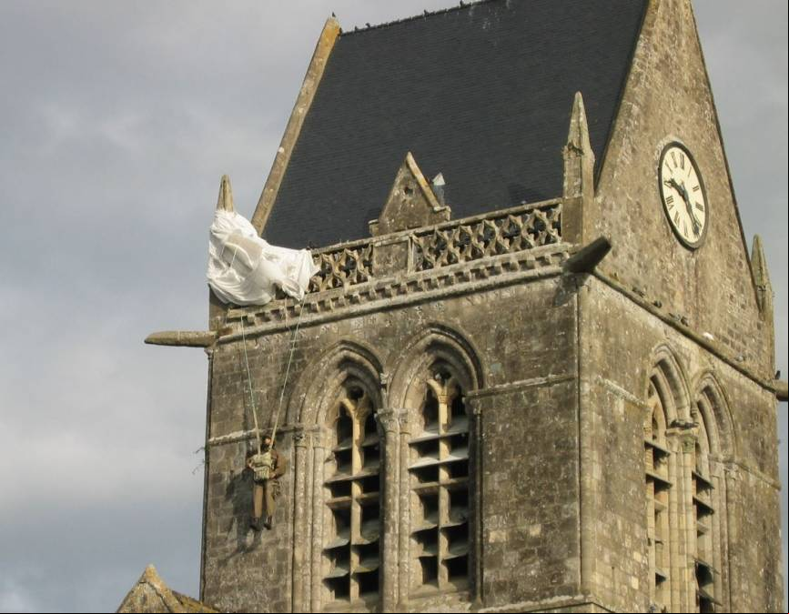 El paracaidista suspendido del campanario de la iglesia Sainte-M