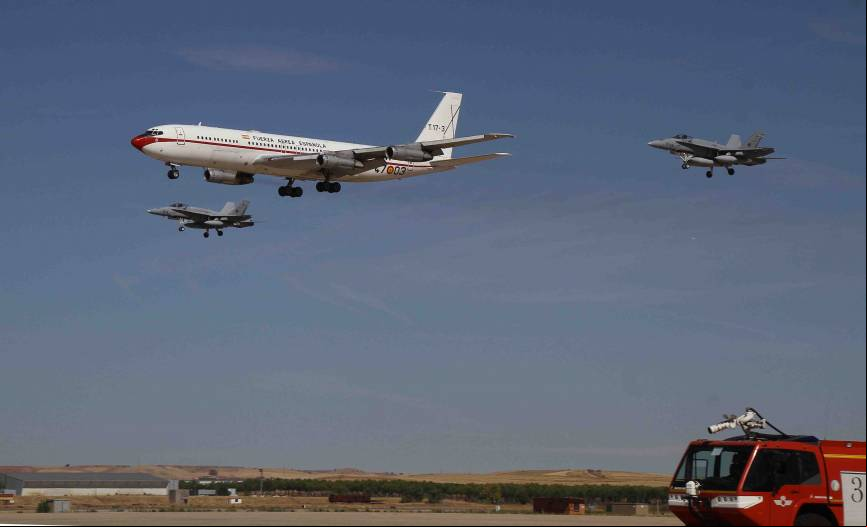 Los EF-18M del Ala 12, junto el Boeing 707 protagonizaron el desfile a