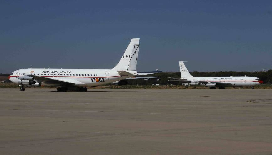 El T.17-3 pasa frente al TK.17-02 (a la izquierda), que se dio oficialmente de baja el 12 de marzo de 2015.(Julio Ma