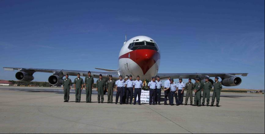 El JEMA, junto al Jefe del MAGEN, y el coronel del 47 Grupo Mixto, posan junto a la tripulaci