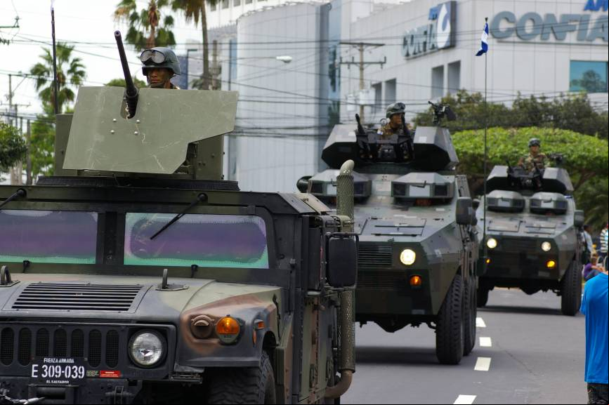 Un M1151 al frente de dos VCT-A2 (J. Montes/defensa.com)