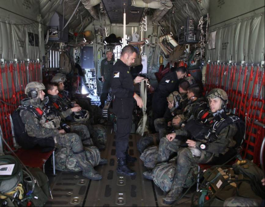 de la RCAV en el interior de un C-130 "Hercules", que son los