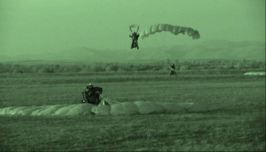 Imagen tomada de noche de la llegada a tierra de varios de la CRAV tras un exigente salto HAHO (foto CRAV).