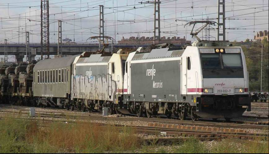 El tren era remolcado por dos locomotoras de la moderna serie 253 de Renfe, un dise
