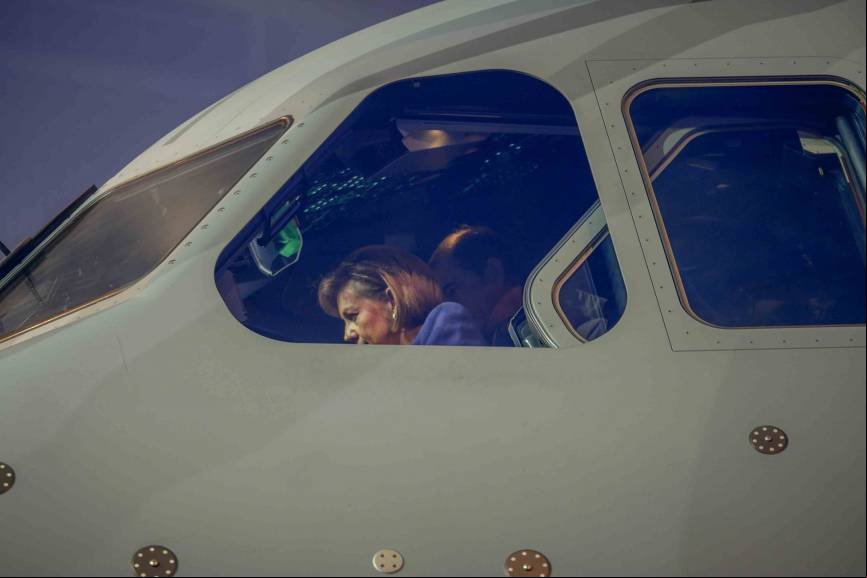 Sevilla. La ministra Dolores de Cospedal en la cabina del A400M.
