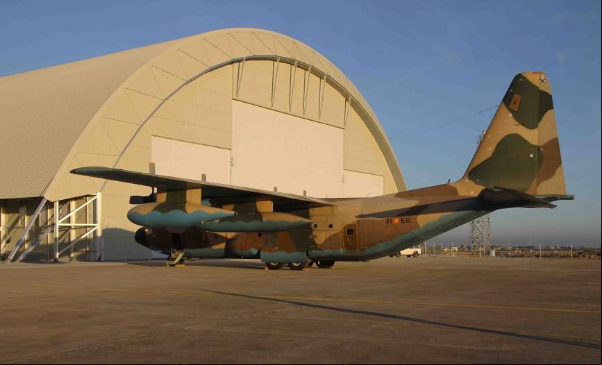 Zaragoza, Uno de los veteranos Hercules, en concreto un KC-130H, frente a uno de los nuevos hangares construidos en Zaragoza para el A400M.
