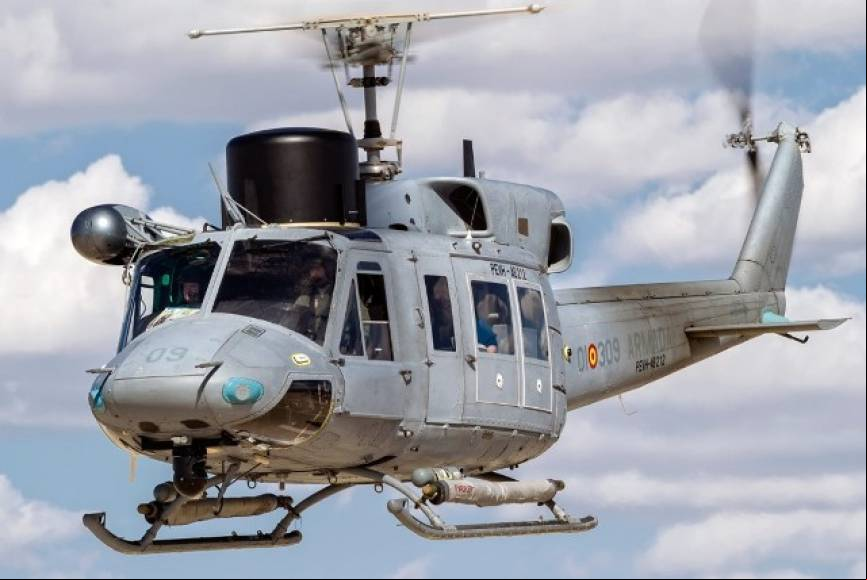Uno de los modernizados AB-212 de la Armada por Sener y Inaer.