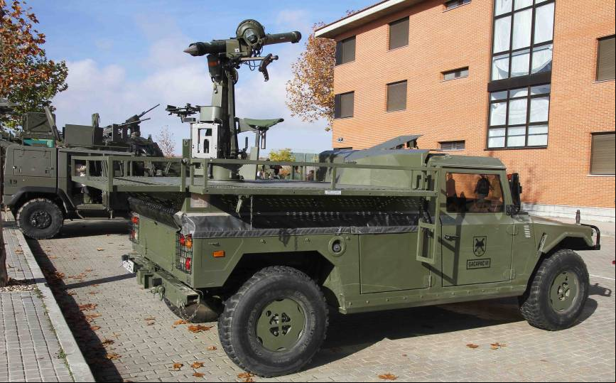 URO VAMTAC plataforma con un afuste para el misil antia