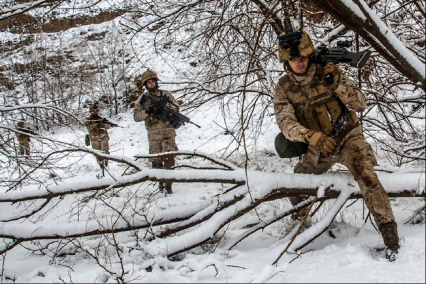 Una patrulla de legionarios marcha sobre la nieve