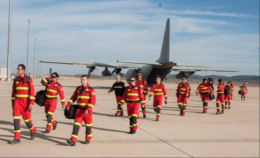 Efectivos tras desembarcar de un C-130H del Ej