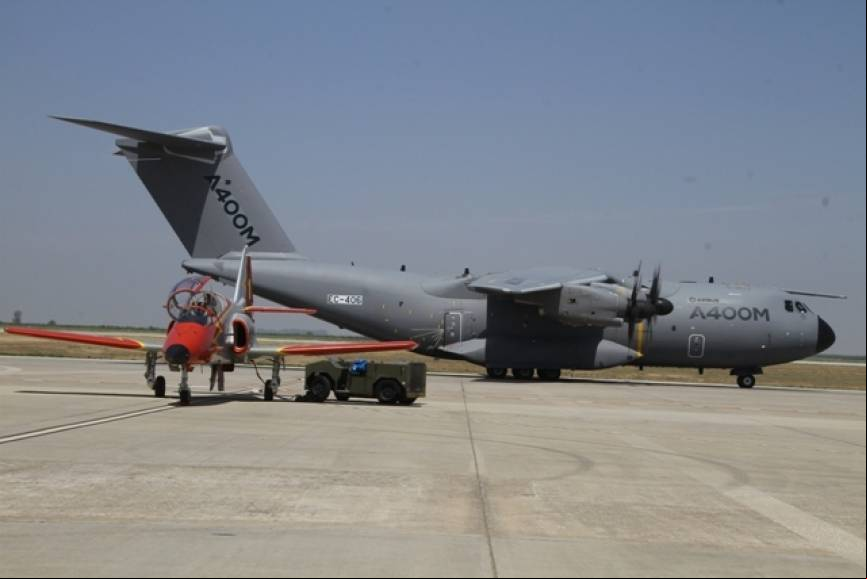 Uno de los prototipos del A400M, rodando por detr