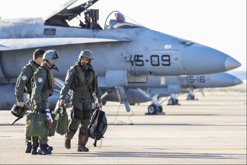 Tres pilotos del Ala 15 se dirigen a sus cazabombarderos. Foto: R. Galindo