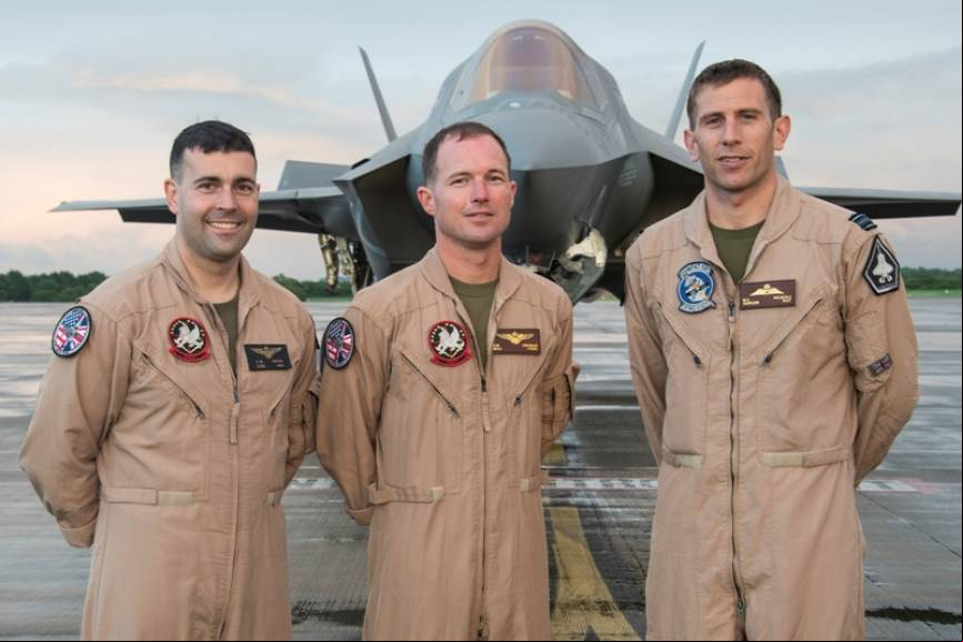 Pilotos de F-35B: los dos de la izquierda son del USMC, y el de la derecha de la RAF (foto Lockheed Martin).