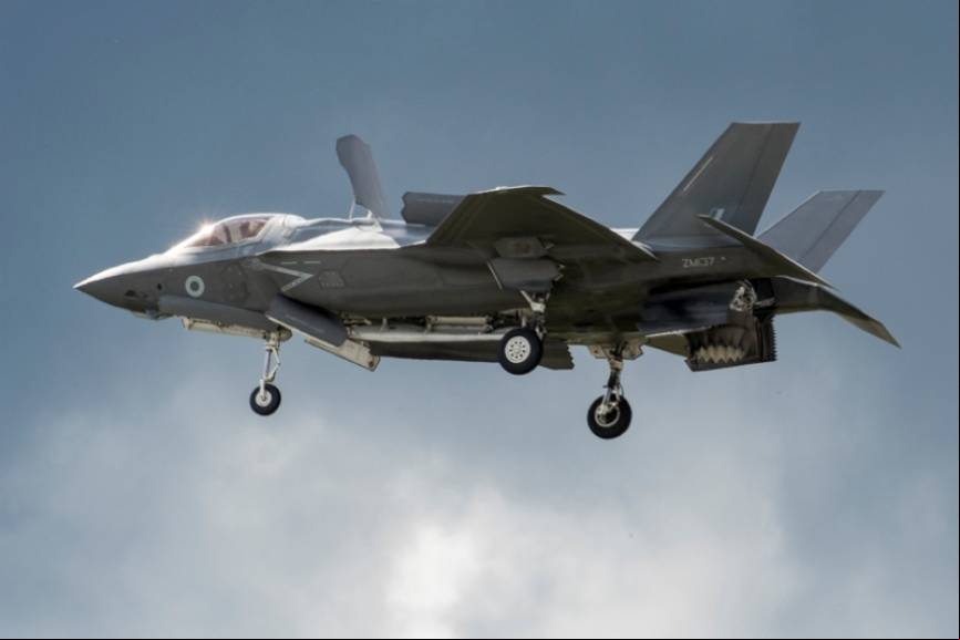 F-35B de la RAF realizando un aterrizaje vertical (foto Lockheed Martin).