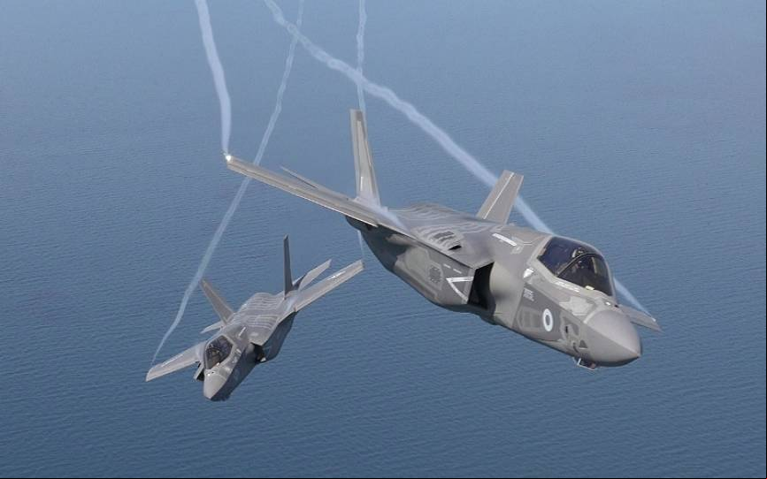 Un F-35B de la RAF, en primer plano, y detr
