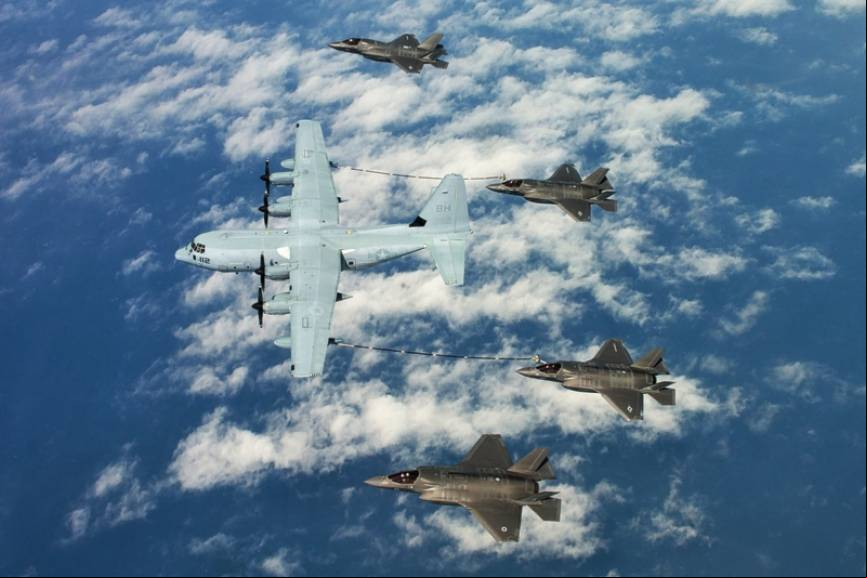 F-35B de la RAF y del USMC repostando en el aire de un C-130J, tambi