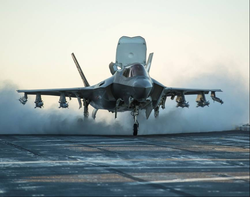 Este F-35B lleva montados misiles aire-aire en 6 puntos exteriores, en los extremos, y armamento aire-suelo inteligente en el resto (foto Lockheed Martin).
