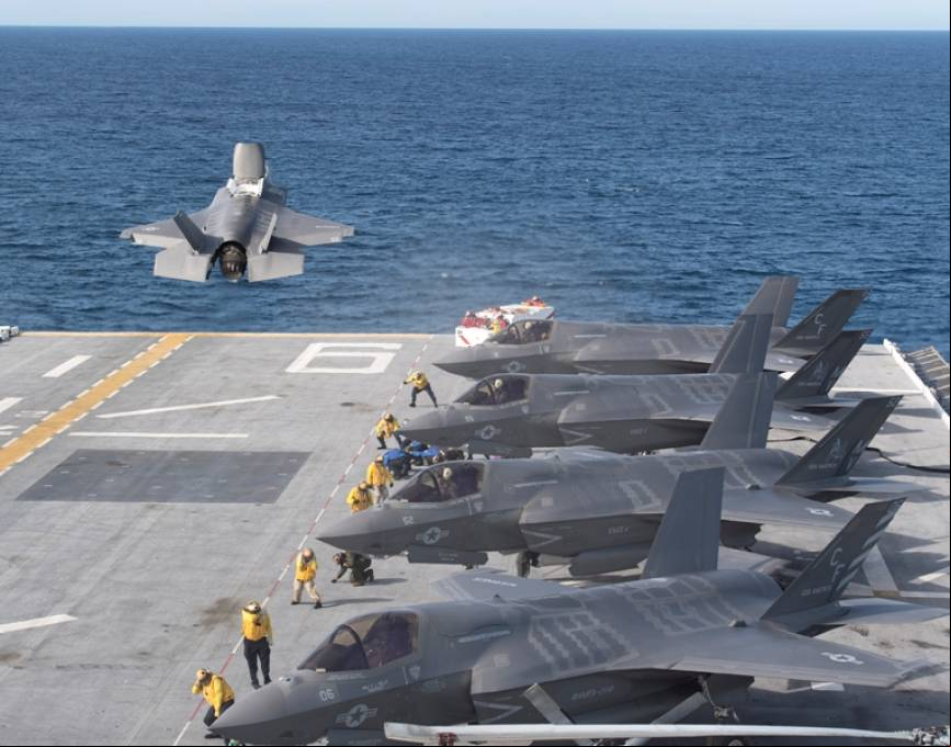 Un F-35B despegando del USS