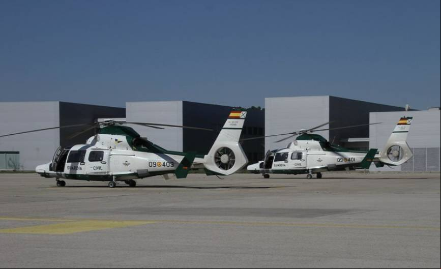 Un par de los 4 AS365 N3 que acaba de incorporar en la amplia plataforma de la base central del SAER.