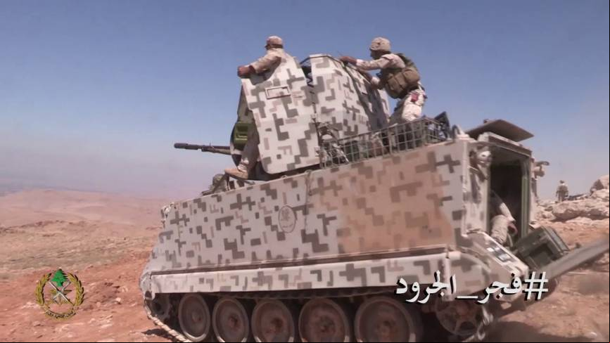 Uno de los M-113 libaneses, al que se le ha instalado una pieza bitubo ZSU-23-2 y una torre para proteger a los servidores.